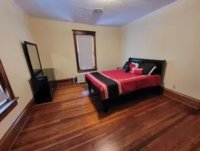 Century old 4 bedroom close to SVU, sleeps 8. - Image 4