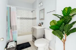 Stylish and Cute 2BR Apartment Near Wrigley! - Image 2