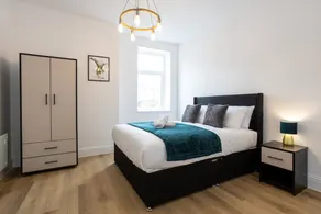 NEW Spacious Flat Ideal for Business Sleeps 4 - Image 5