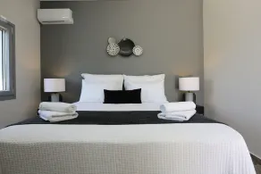Luxury, functionality and modern aesthetics in the Cycladic landscape - Image 3