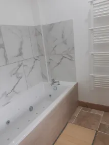 Maison avec exterieur arboré - Image 4