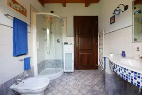 Cottage with garden and heated pool - Image 5
