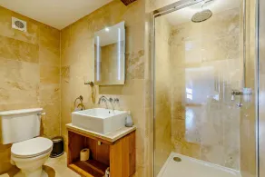 8 bedroom luxury holiday home in the Cotswolds with a hot tub - Stonewell Farmhouse - Image 4
