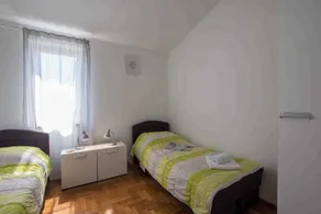 Holiday apartment with balcony and air conditioning - Image 3