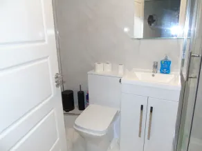 Captivating 1-Bedroom Apartment in Bolton - Image 3