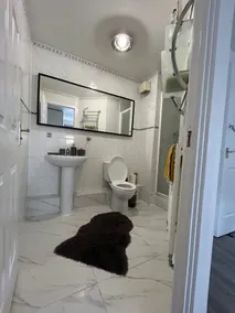House Sleeps 12 with Parking and Garden - Image 3