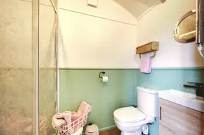 stayinhartland Quincecote shepherds hut - Image 4