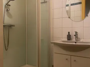 Grande Maison en Bord de l'Eau avec Jardin - 6 Chambres, Proche Commerces - Image 4