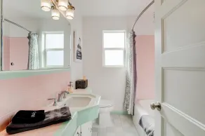 Cozy 3BR 2BA Bungalow Centrally Located - Image 3