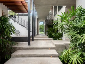 8 Beachfront Mirage - 6 Bedroom Luxury Home in Exclusive Position - Image 2