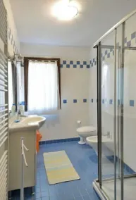Single house with parking space and garden - Image 3