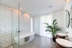 Villa climatisée avec vue mer, piscine, jacuzzi, terrasse de toit avec équipements de sport, Wi-Fi. - Image 3