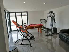 House with 5 Double bedrooms including large family room,4 Bathrooms, Gym &patio - Image 3