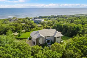 Beautiful home with spectacular views of the ocean. - Image 4