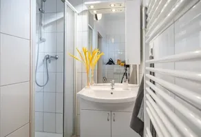 Beautiful 2 Bedroom Apartment incl Parking - Image 2