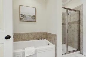 Charming southern townhouse w/enclosed yard & access to community pool - Image 3