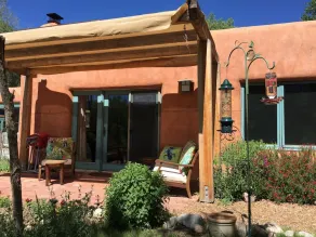 Einzigartiges Chimayo Village Adobe Casita auf einem Wildtierteich zwischen Santa Fe und Taos - Image 5