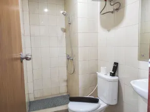 Luxurious 1BR at Vida View Makassar Apartment By Travelio - Image 3