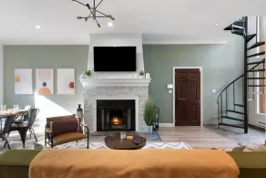 Stunning Penn Manor, Hot Tub, Sauna, Fire Pit - Image 2