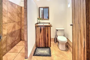 5 min walk to town/beach Quaint 4 BR Eco Lodge - Image 3