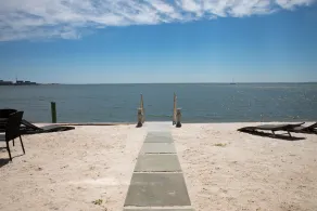 PRIVATE BEACH: A SLICE OF HEAVEN @ NIANTIC W/ 6 QUEENS 1 FULL BED - Image 3