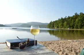 Stuga med privat 200 Yard Long Beach och utsikt över sjön, bergen och solnedgången - Image 4