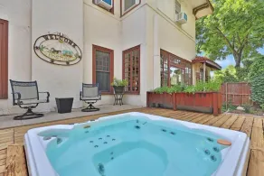 Queen Size Suite with a shared Hallway Bath - Image 2