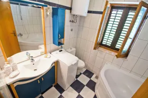 Apartment in Split with terrace near the beach - Image 3