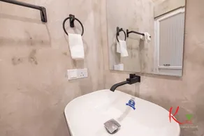 Kmee Eco Transit Hotel - Image 5