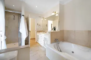 Villa 'Olmo Tree' avec piscine privée, Wi-Fi et climatisation - Image 2