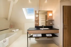 Außergewöhnliche Villa mit bezaubernden Ausblick, private Spa & Pontoon, mit direktem Zugang zum See - Image 3