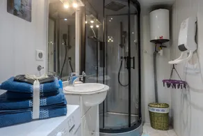 Charming Studio Apartment with Wi-Fi - Image 2