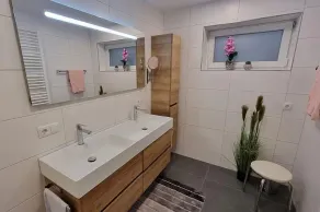 Geräumige und ebenerdige Ferienwohnung (70qm) mit Pool und Terrasse - Image 2