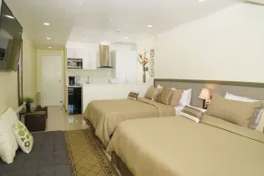 Deluxe Palm Beach Suite Steps Away From the Beach & Marriott Hotel - Image 5