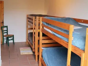 Charming Ground-Floor Cottage with Walled Courtyard in Scenic Hiking Area - Image 4