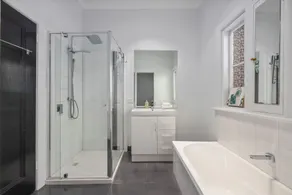 2Easy Apartments - Image 2