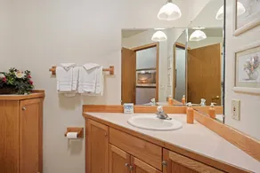 1 Colonial, à quelques pas du village et SHARC, foyer, 5 Master Suites, 6 bains, passes SHARC, bain à remous - Image 5