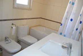 Moderne, spacieux situé au centre de trois maison, chambre avec grande piscine et jardin - Image 3