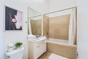 Icon 1 Bed With Water Views 16 ft Ceilings and Free Spa Access - Image 4