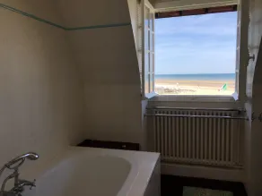 Typisk hus fra Norman mod stranden - havudsigt - stor have - tæt på butikker - Image 2