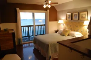 Edgewater Cottage - Privat Lakefront Getaway - Image 4