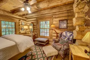 Cozy Lake front luxury, hot tub, ice fish, snowmobile, fireplace, screened porch - Image 4