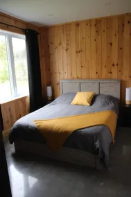 Chalet on the edge of Lac des Commissaires - Image 3