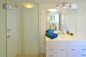 Ocean View Waterfront Apartment Gold coast - Image 4
