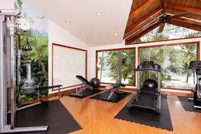 Luxurious Beachfront Villa - Image 3