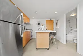 Modern top-floor 1-bedroom loft with free parking - Image 3