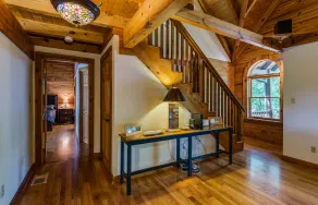 Superbe maison en bois rond au bord du lac avec piscine et quai pour bateaux sur 3 acres clôturés! Chiens acceptés - Image 3
