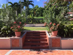 Coral Hill B & B - Red Ginger Lily Suite - Image 2