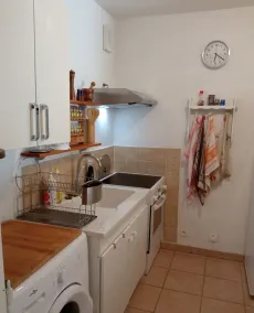 Appartement 2 Pièces 1er Étage Centre Ville vue sur Rivière et Colline - Image 3