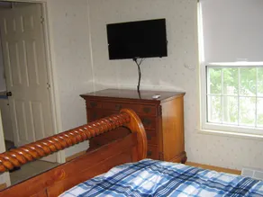 Charming House  13  feet from lake  with Breathtaking Water Views for Rent - Image 4